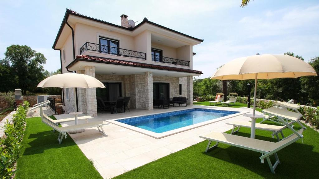 una foto di una villa con piscina di Villa Sara a Sveti Ivan