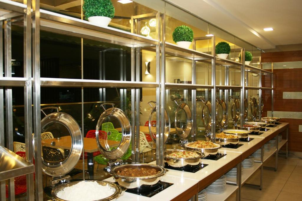 Makanan di atau berdekatan hotel