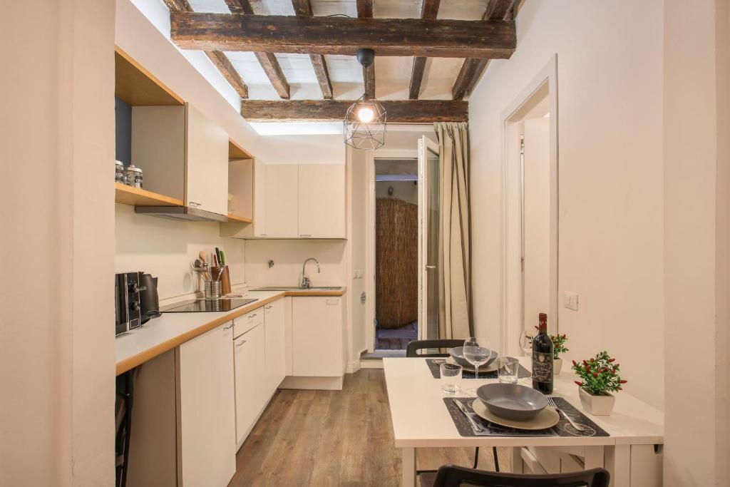 Kuchyňa alebo kuchynka v ubytovaní Oltrarno Suite in Florence