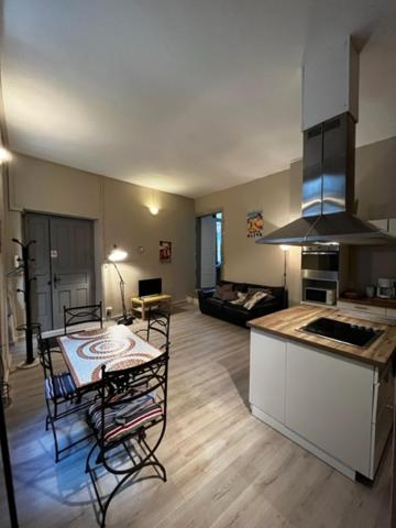 cocina y sala de estar con mesa y fogones en COSY House T3 City Center, Museum, Place Carnot, en Carcassonne