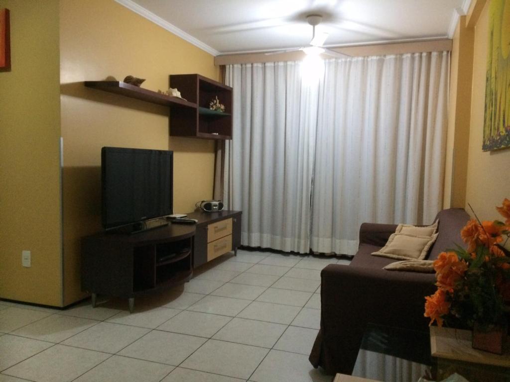 a living room with a couch and a television at Apartamento em Meireles, Praia de Iracema in Fortaleza