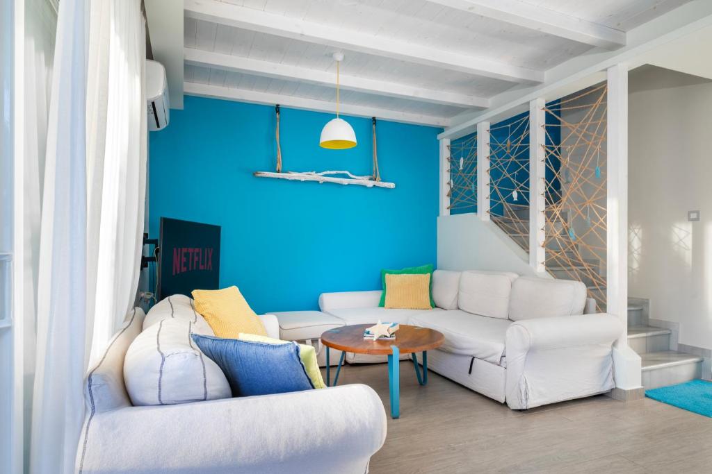 Posezení v ubytování Seabreeze Villa - with Jacuzzi & heated pool