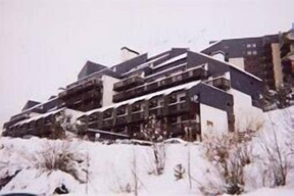 un edificio coperto di neve di fronte di Joli studio proche des telecabines a Uvernet