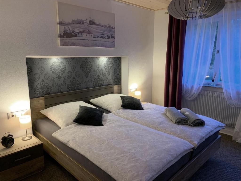 una camera da letto con un grande letto con due cuscini di Ferienwohnung Bullentäle ad Albstadt