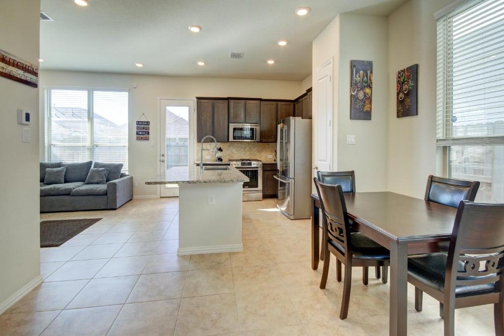 Meticulously-maintained 3-BR Townhouse w/ Backyard ~ Double-Story! - Maison De Trois Chambres