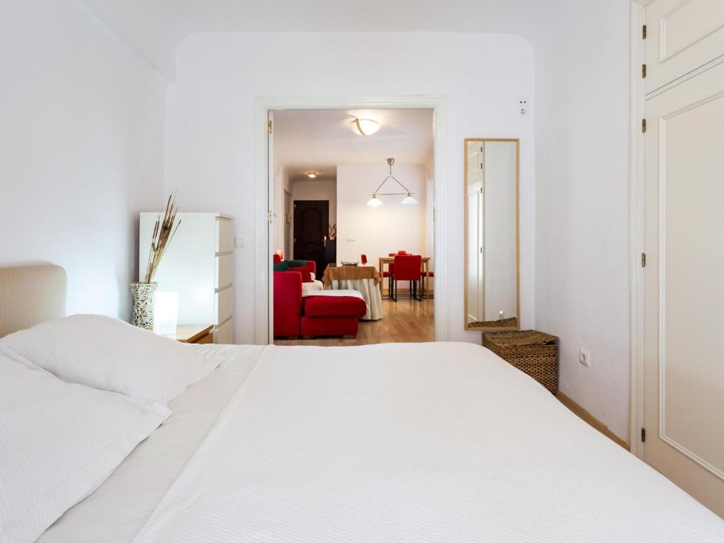 A bed or beds in a room at Cs Para Familias junto a Plaza de San Marcos