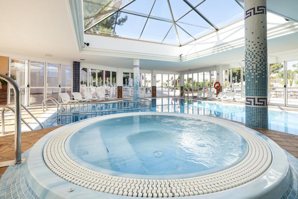 Invisa Hotel Club Cala Blanca, Playa Es Figueral – Precios ...