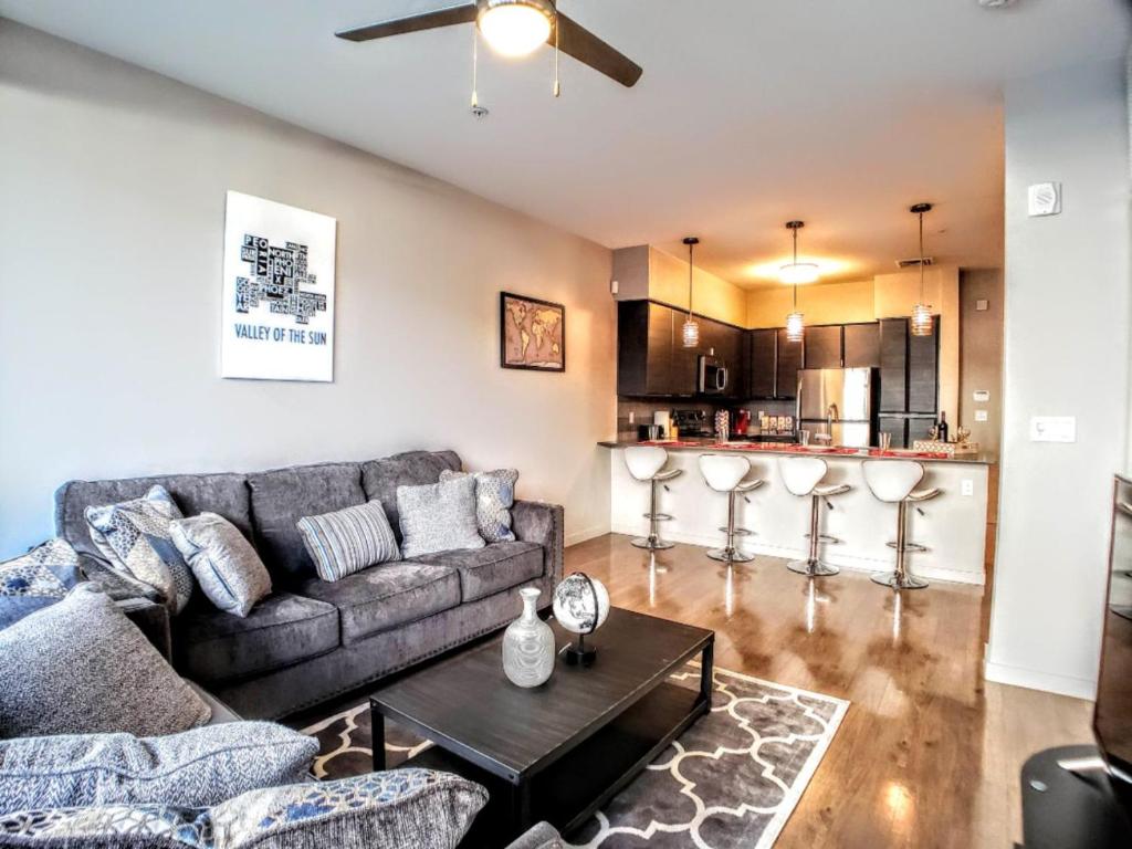 uma sala de estar com um sofá e uma mesa em Modern Urban Apartments│On Roosevelt Row│Local Eat & Drink em Phoenix