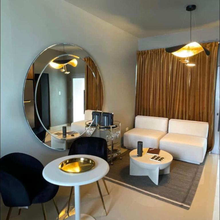 a living room with a couch and a mirror at Moderno Apartamento para parejas San Juan Puerto Rico in San Juan