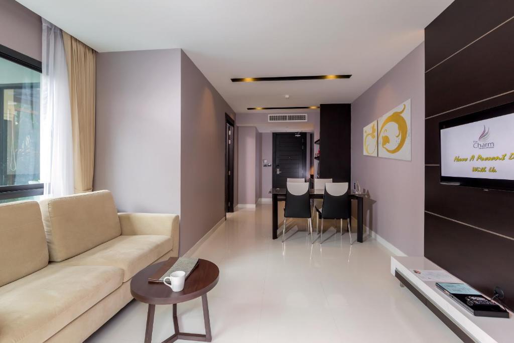 TV a/nebo společenská místnost v ubytování The Charm Resort Phuket - SHA Certified