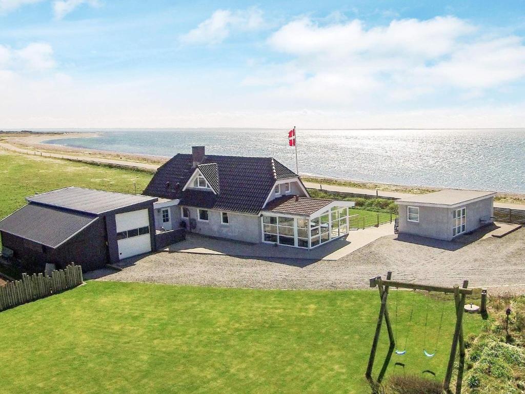eine Luftansicht eines Hauses neben dem Meer in der Unterkunft 8 person holiday home in Hurup Thy in Helligsø