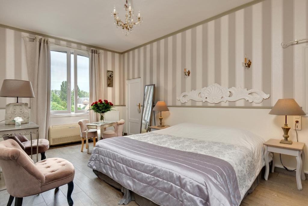 Ένα ή περισσότερα κρεβάτια σε δωμάτιο στο Hotel La Roseraie