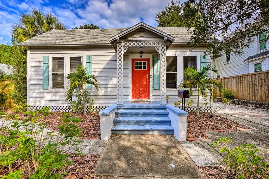 Casa blanca con puerta roja y escaleras en Historic Tarpon Springs Abode about 3 Mi to Beach, en Tarpon Springs