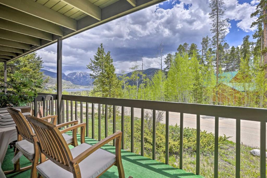 balcón con sillas y vistas a las montañas en Grand Lake Condo with Views Less Than 2 Mi to Town!, en Grand Lake