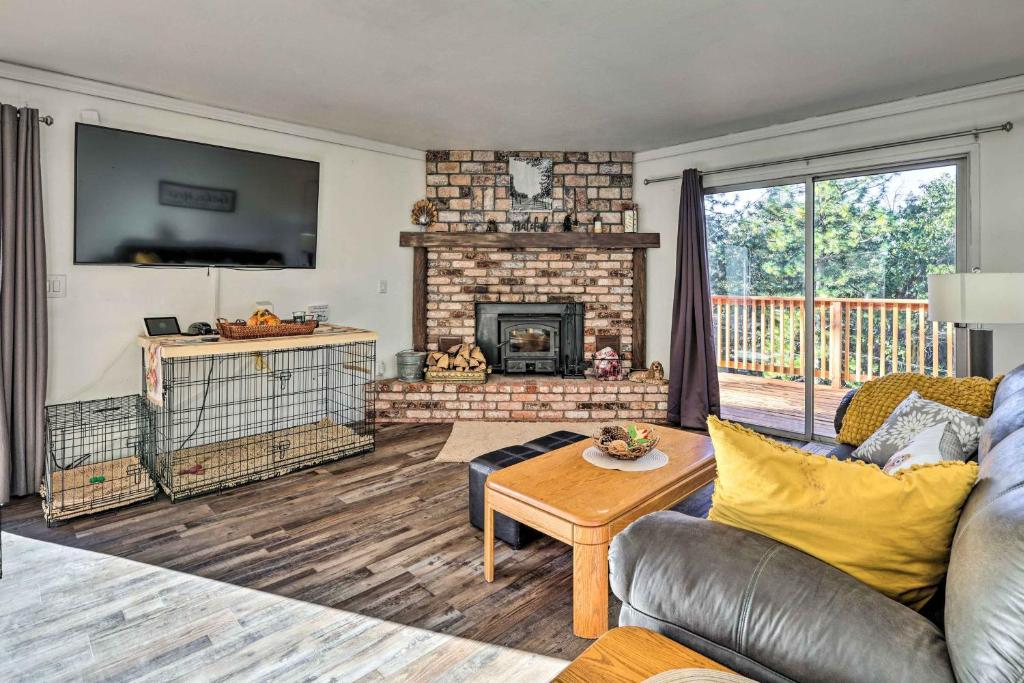 - un salon avec un canapé et une cheminée dans l'établissement Tuolumne Hideaway with Game Room and Mtn Views!, à Tuolumne
