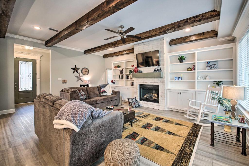 uma sala de estar com um sofá e uma lareira em Hot Springs Village Home Patios, Fireplace! em Hot Springs Village