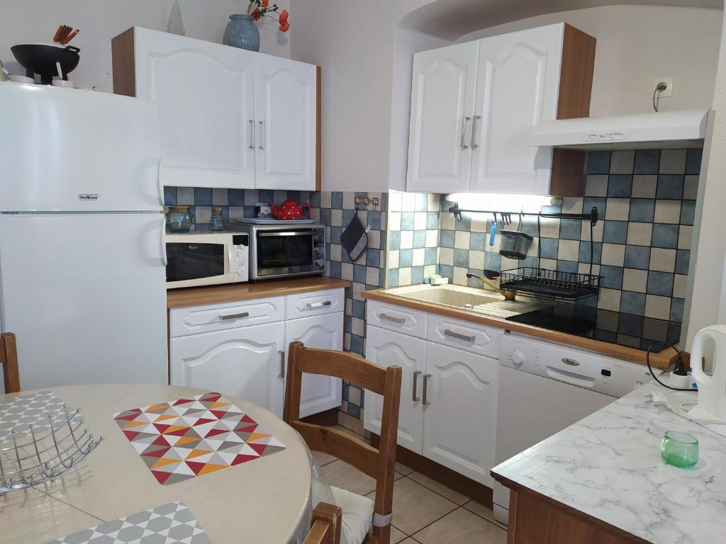Kuchyňa alebo kuchynka v ubytovaní Villa L'Orée du bois