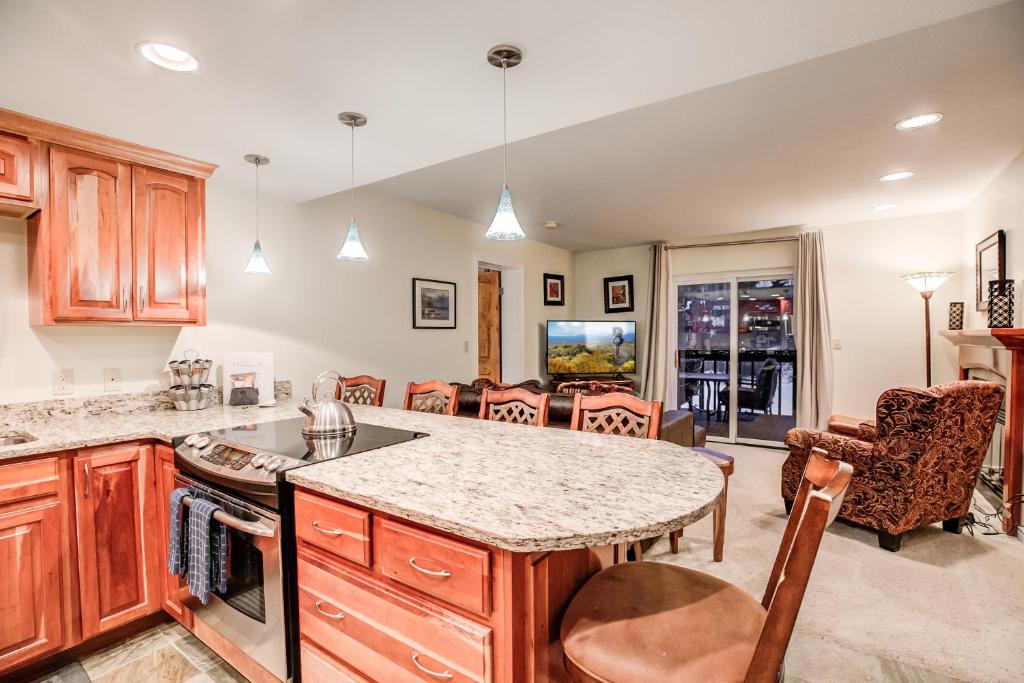 Η κουζίνα ή μικρή κουζίνα στο Mountainside Pineview Condo Cozy Frisco Retreat