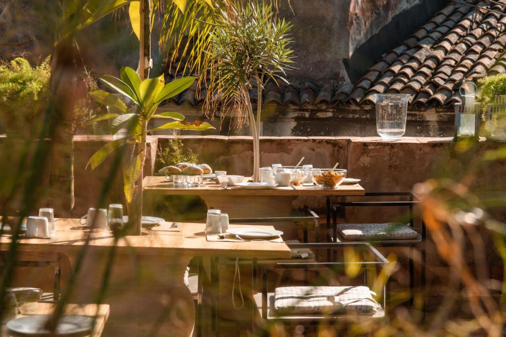 una mesa con platos de comida en la parte superior en Casa D'aria, en Catania