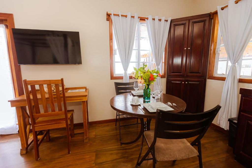 TV a/nebo společenská místnost v ubytování Hidden Jewel Boutique Hotel