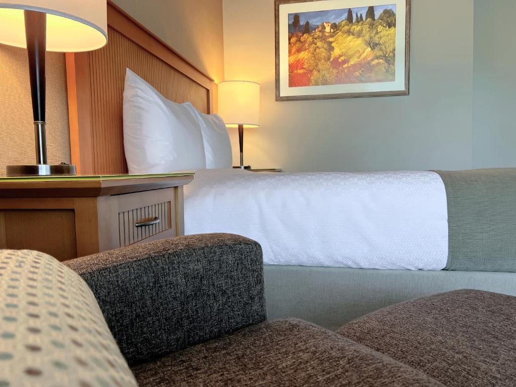 Postel nebo postele na pokoji v ubytování Coast Capri Hotel