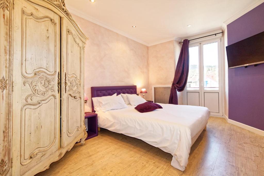 Postel nebo postele na pokoji v ubytování Logis Hotel Des Bains
