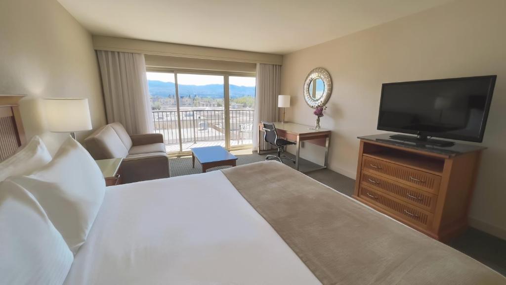 Postel nebo postele na pokoji v ubytování Coast Capri Hotel