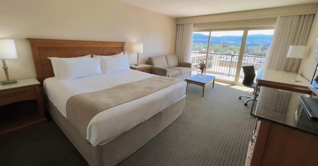 Postel nebo postele na pokoji v ubytování Coast Capri Hotel