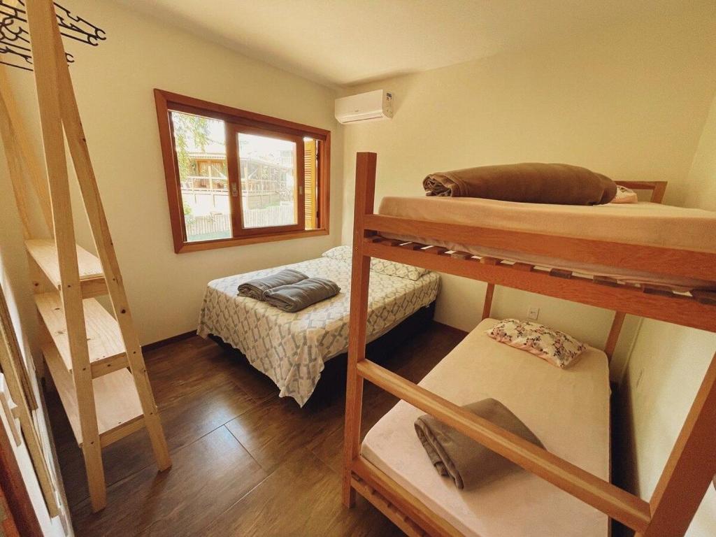 En eller flere senge i et værelse på Rosa Pantai Beach Village