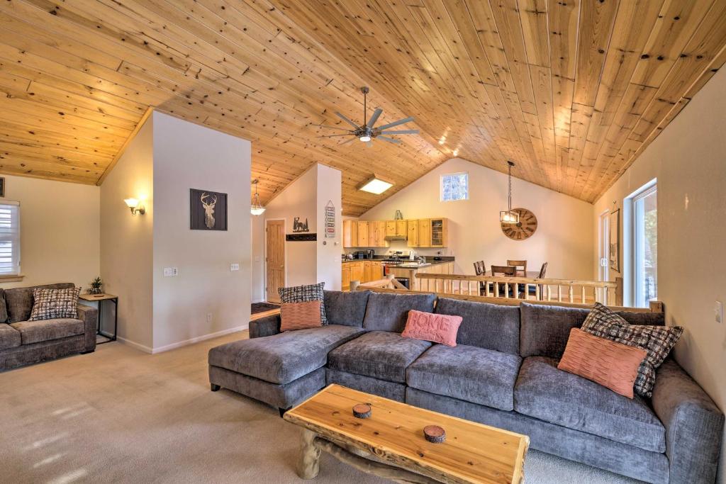 sala de estar con sofá y mesa en Cold Springs Mountain Retreat with 2-Level Deck, en Cold Springs