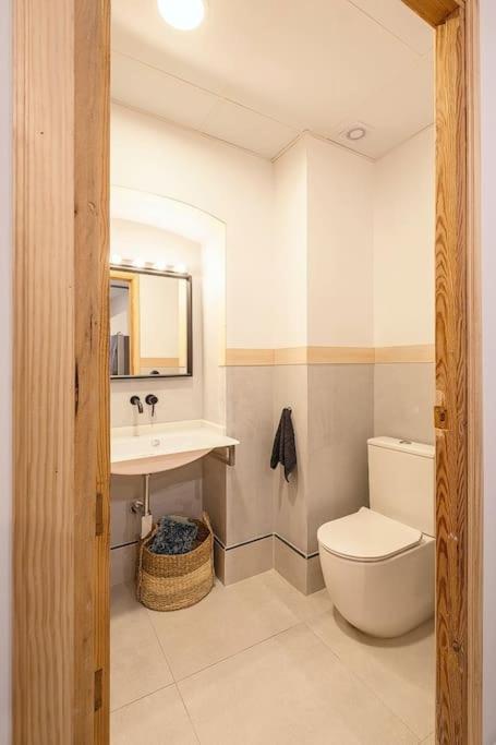 łazienka z toaletą i umywalką w obiekcie Piso-Loft COS Jaén Centro w mieście Jaén