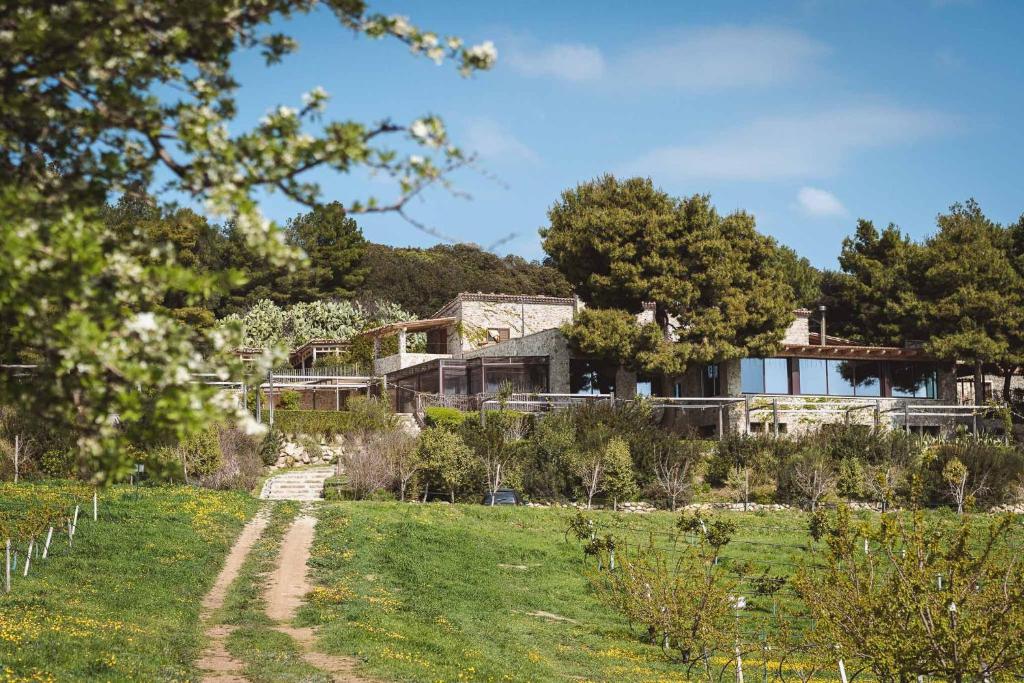 een huis op een heuvel met een tuin bij Masseria Agriturismo Torre Di Albidona in Trebisacce