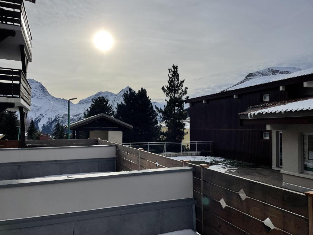 uitzicht op de bergen vanaf het dak van een huis bij Appartement avec terrasse in Les Deux Alpes