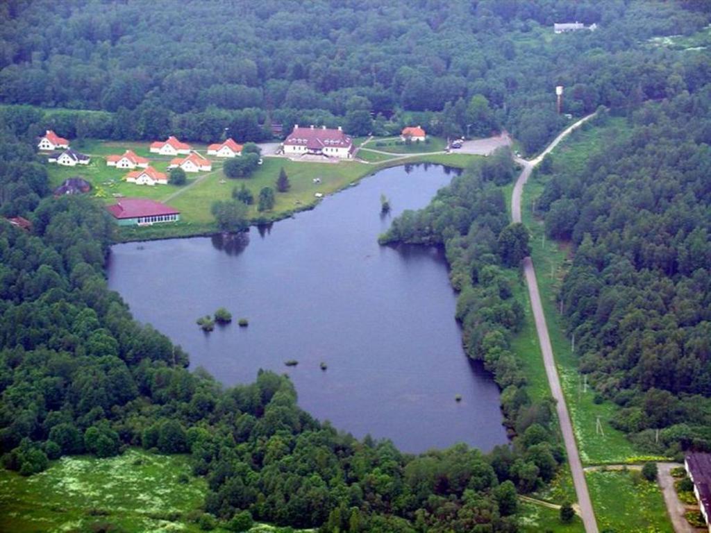 une vue aérienne sur un lac avec des maisons et des arbres dans l'établissement Hotel Laagna, à Laagna