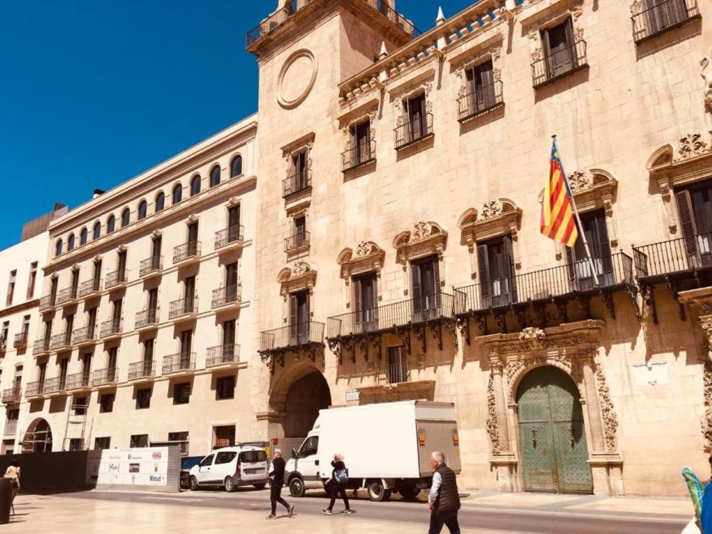 un edificio con una furgoneta blanca estacionada frente a él en CHIC e CLASSIC, en Alicante