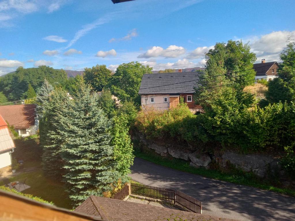 Nespecifikovaný výhled na hory nebo výhled na hory při pohledu z hotelu
