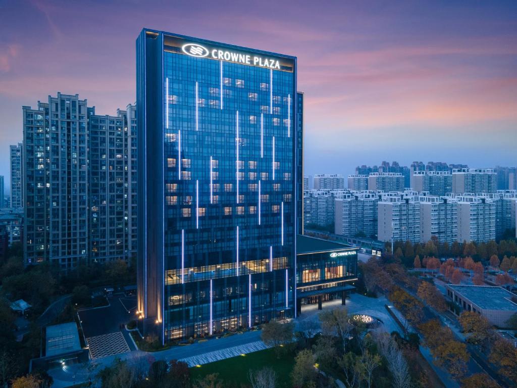 un edificio con un cartel en el costado en Crowne Plaza Zhengzhou High Tech Zone, an IHG Hotel en Zhengzhou