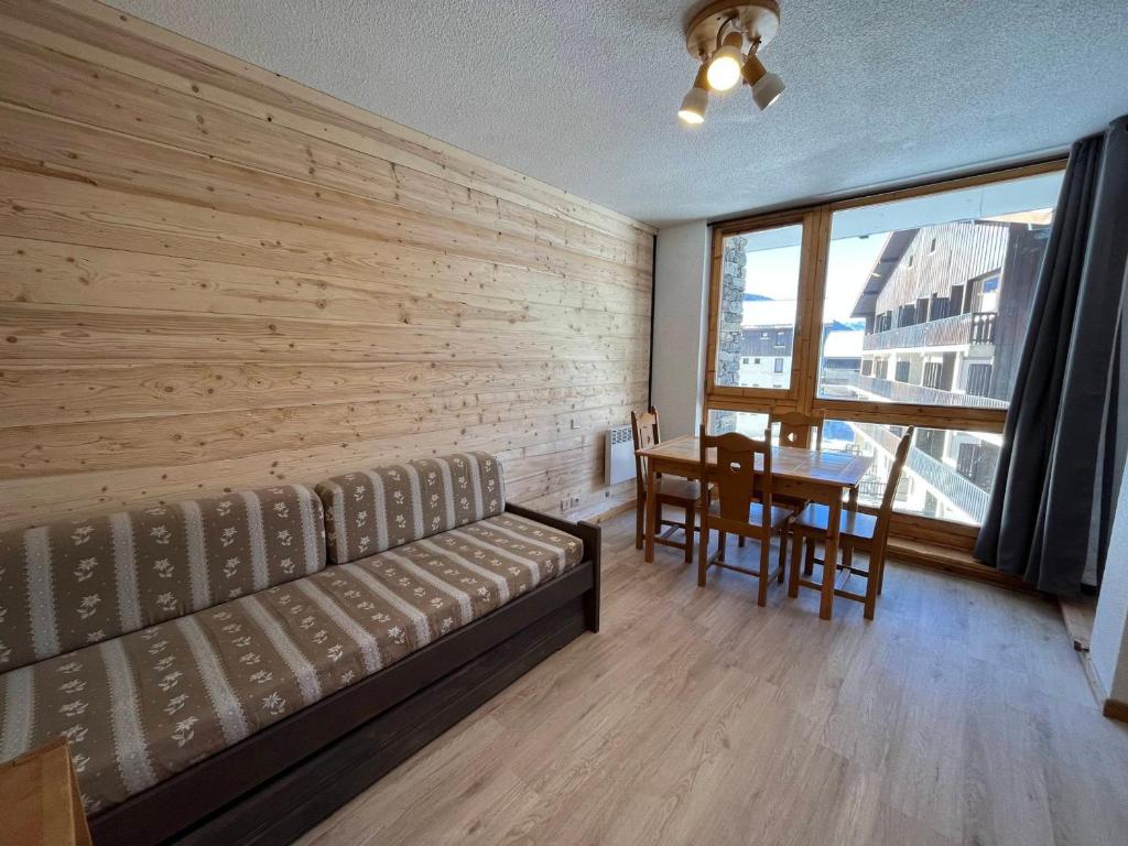 uma sala de estar com um sofá, uma mesa e uma janela em Appartement Lanslevillard, 2 pièces, 4 personnes - FR-1-508-23 em Lanslevillard