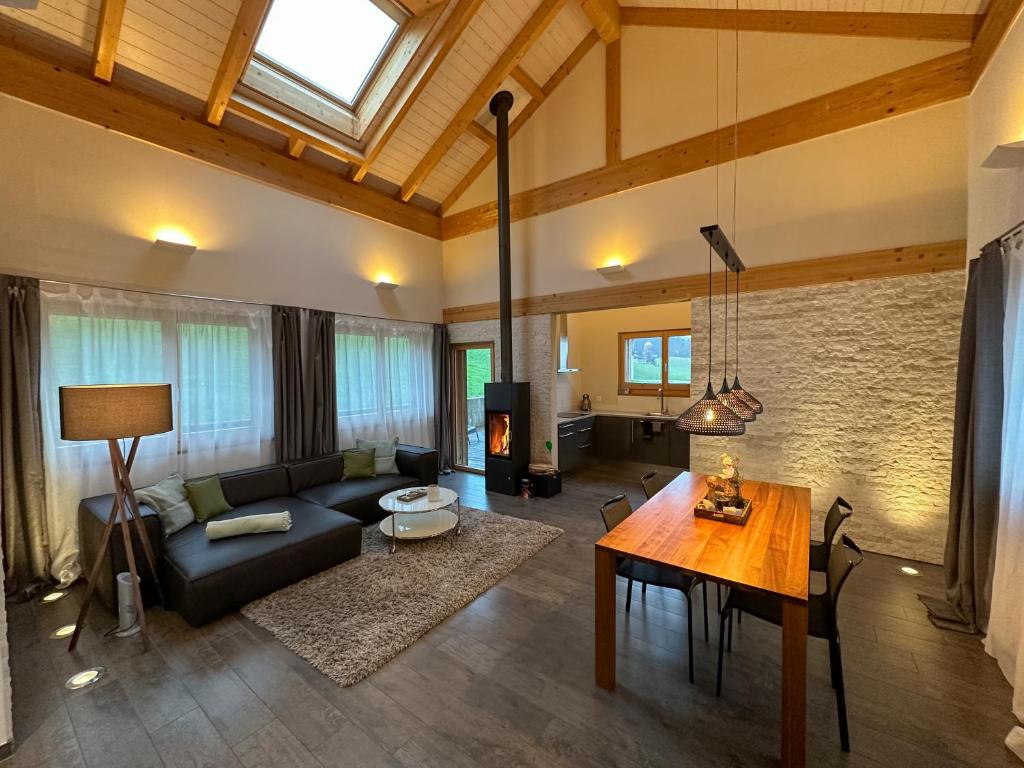 sala de estar con sofá y mesa en Gästehaus myHideaway en Reichenbach