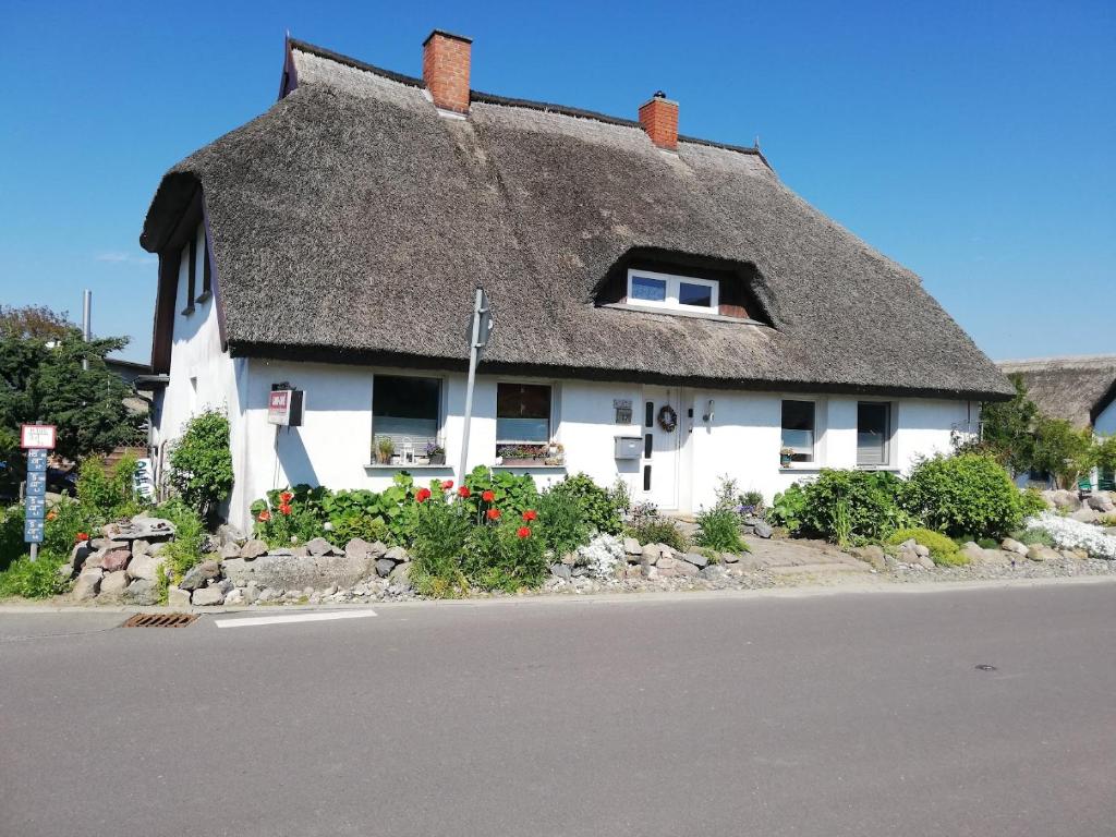 een groot wit huis met een rieten dak bij Stubnitz in Hagen