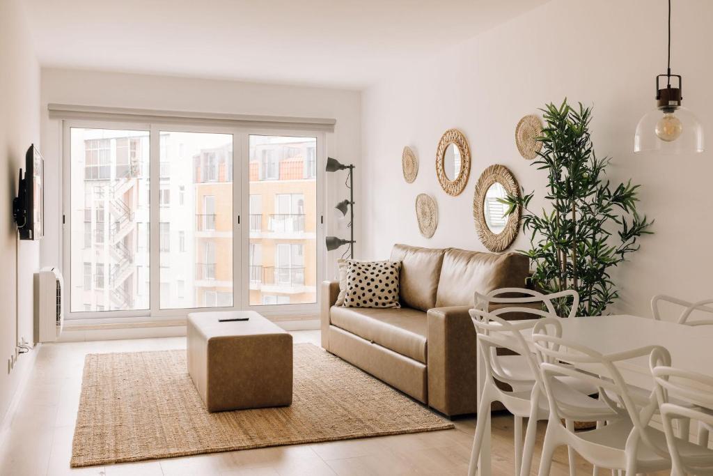 un soggiorno con divano e tavolo di City Stays São Lázaro Apartments a Lisbona