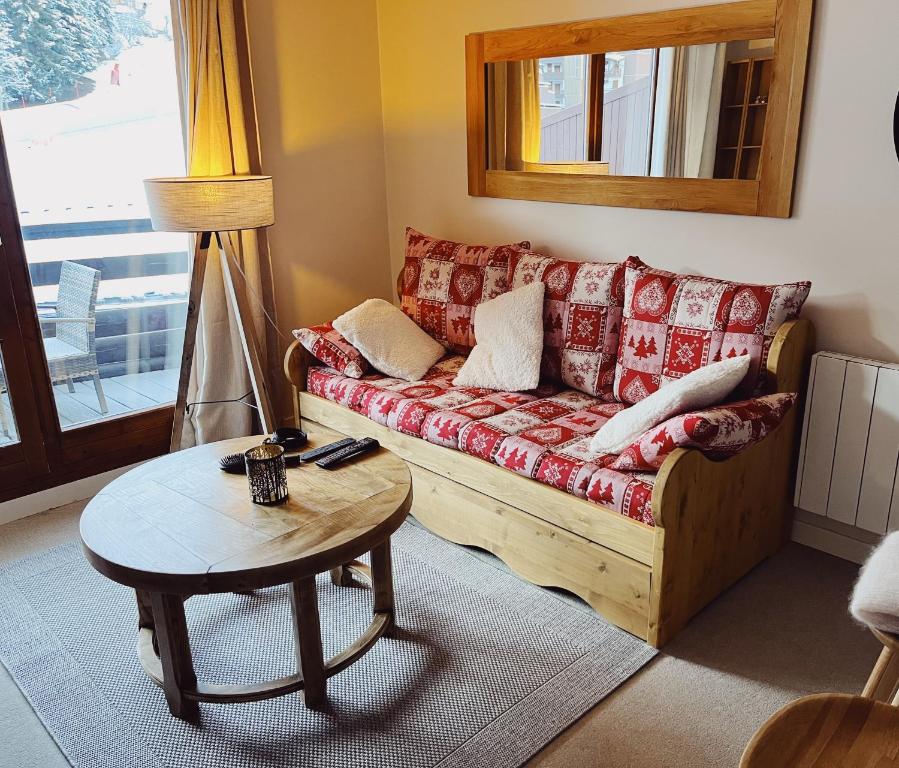 - un salon avec un canapé et une table dans l'établissement Appartement La Tania, à Courchevel