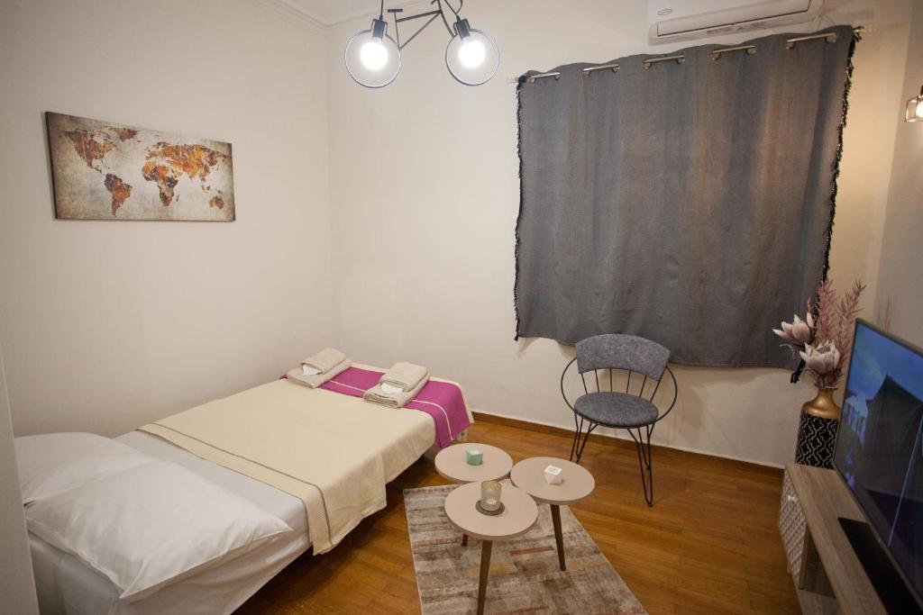 Łóżko lub łóżka w pokoju w obiekcie Lovely Nest Piraeus