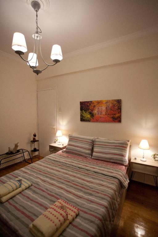 Łóżko lub łóżka w pokoju w obiekcie Lovely Nest Piraeus