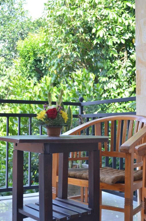 Balkón nebo terasa v ubytování Wijaya Guest House Ubud