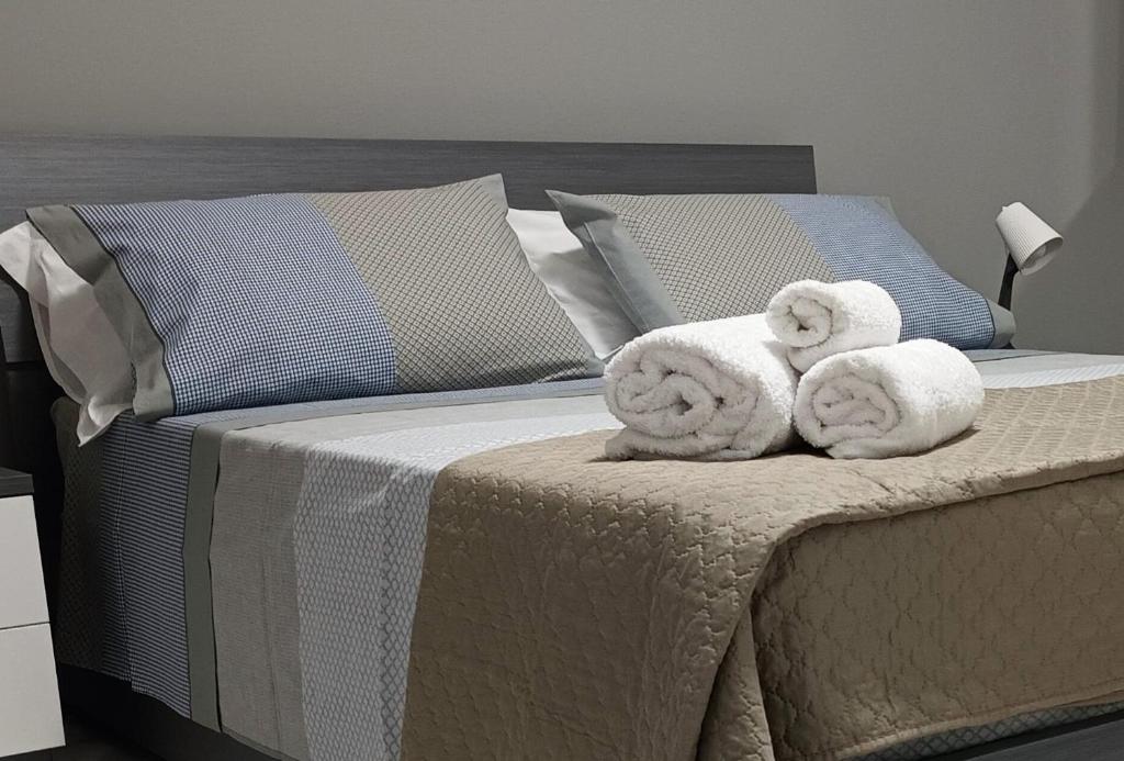 sypialnia z łóżkiem z ręcznikami w obiekcie Appartamento Copernico w Weronie