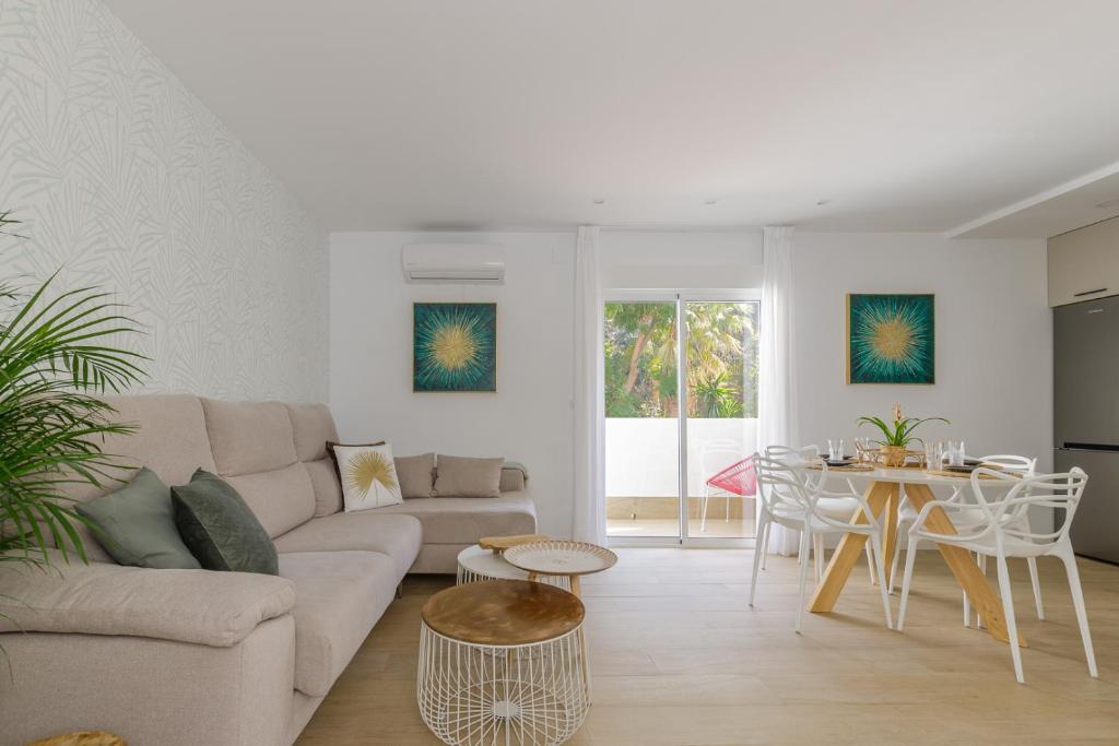 een woonkamer met een bank en een tafel bij Spacious & Quiet apartment by HelloMalaga - AZAHAR in Málaga