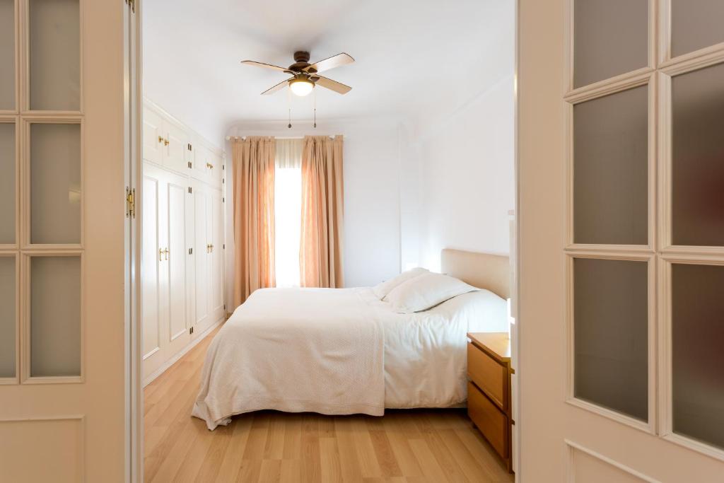 A bed or beds in a room at Cs Para Familias junto a Plaza de San Marcos