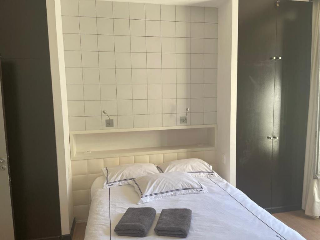 1 cama con 2 almohadas en una habitación en Appartement Cannes Centre - Palais du Festival, en Cannes