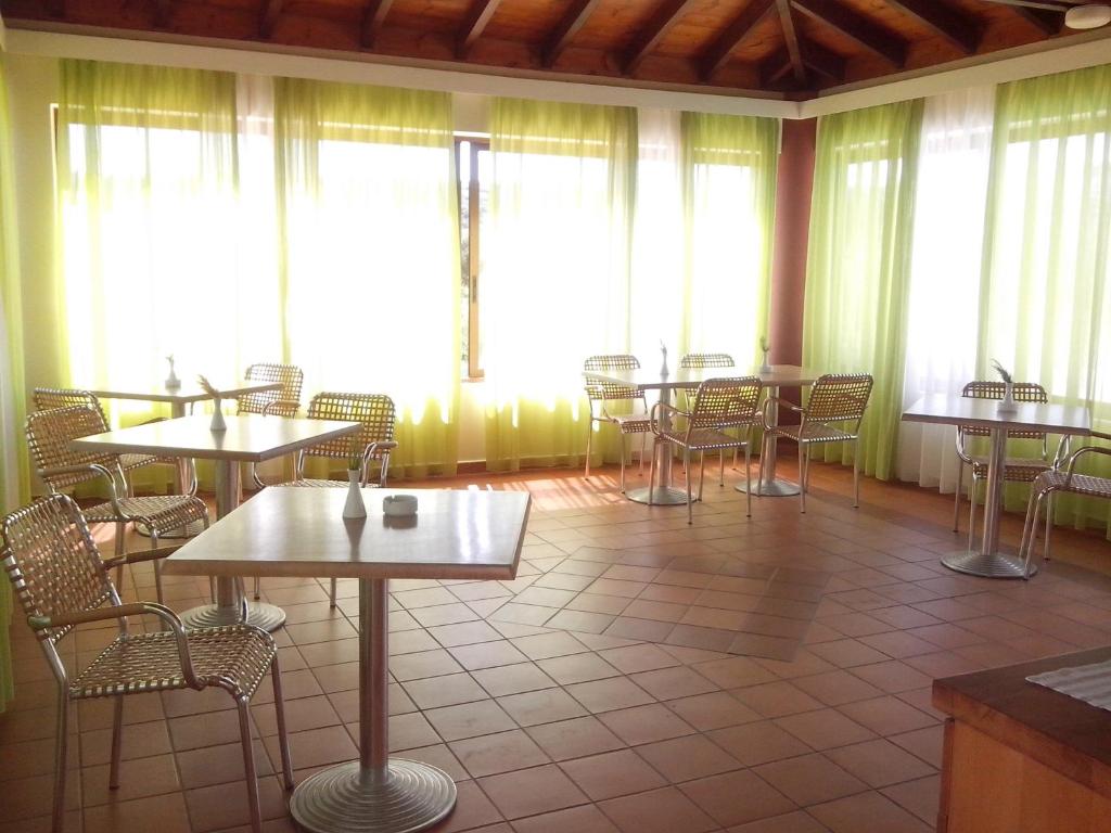 Reštaurácia alebo iné gastronomické zariadenie v ubytovaní ERIA RESORT for people with special abilities